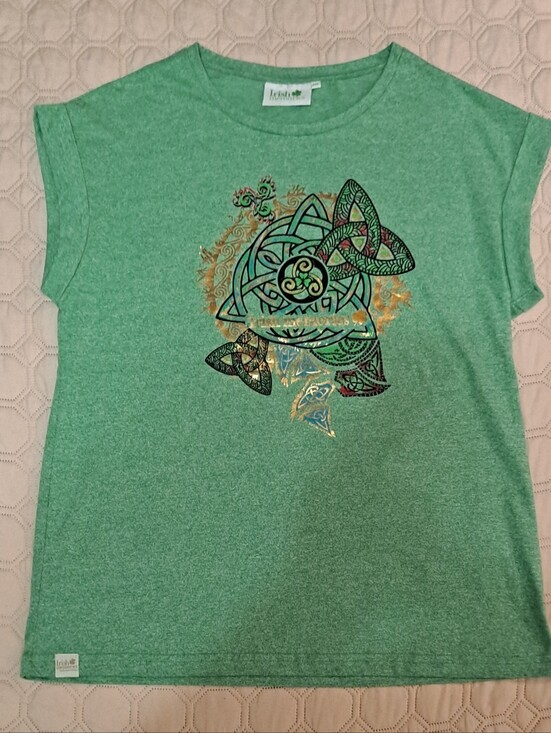 irish memories Tops - Irish Memories Green Short-Sleeve Womens Tee with Celtic Knot Graphic Size XXL